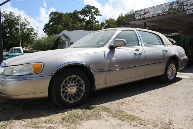 2002 Lincoln Town Car