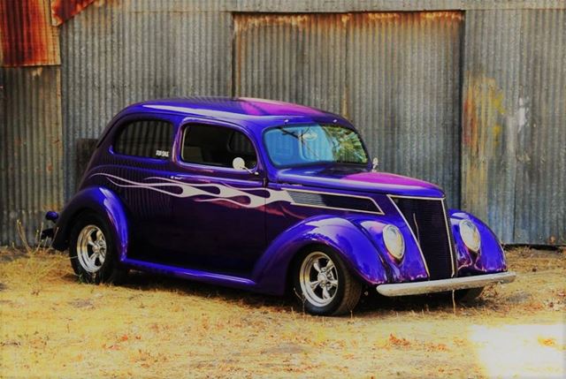 1937 Ford Sedan