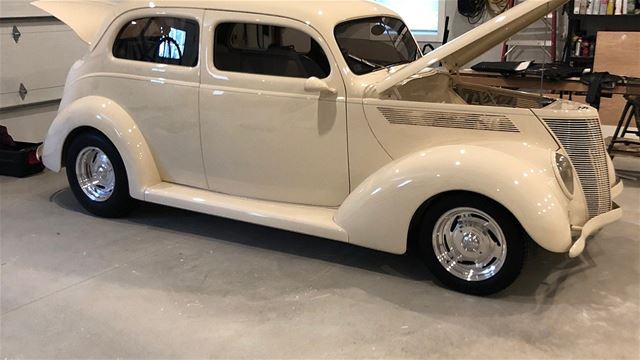 1937 Ford Deluxe