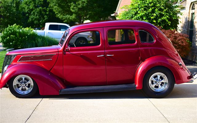 1937 Ford Deluxe