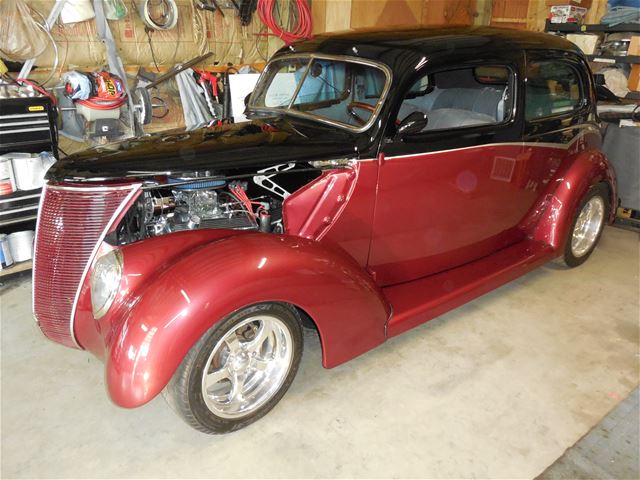 1937 Ford Sedan